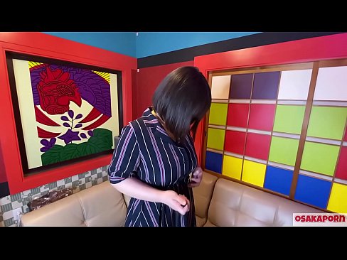 ❤️ O le tama'ita'i Iapani e lapopo'a ona susu e masturbate i meata'alo feusua'iga ma e iai lona tu'aiga. Na ia talanoa i se faatalanoaga e uiga i lona aafiaga fucking. Su'e tetele ma pusi fulufulua o lo'o tagi leotele. Osakaporn ️ Pono fa'afafine